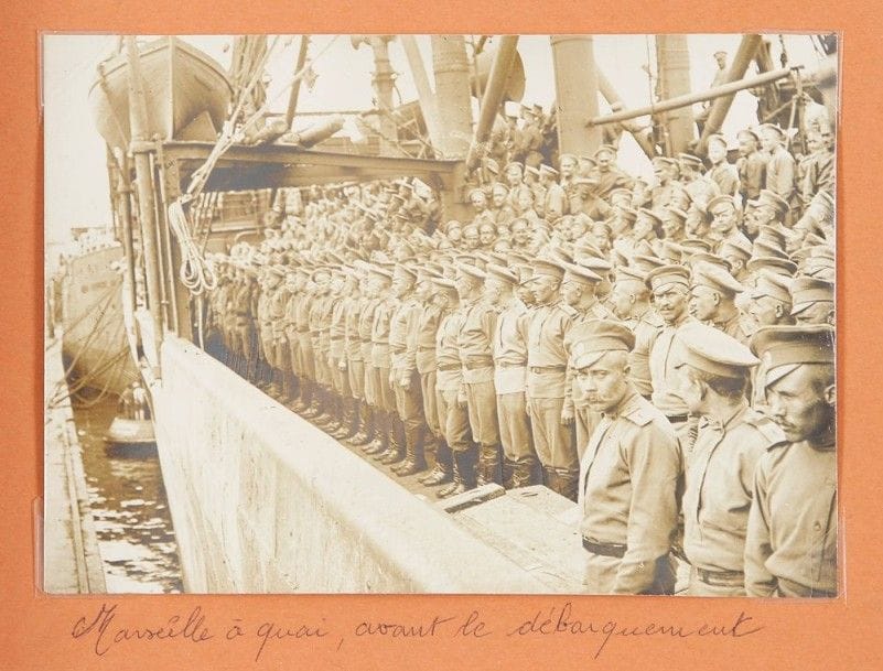 Reportage sur le Corps expéditionnaire russe en France et en Orient. 1916-18. 
17 Épreuves argentiques plus 4 sur le front russe. Divers photographes, Agence Meurisse. Légendes d'origine au dos. 
12 x 17 cm