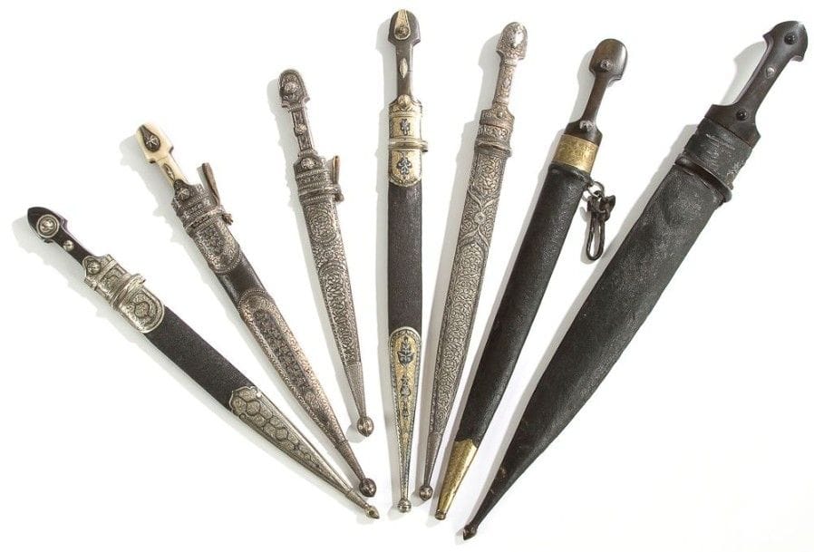 Kindjal.
Manche en corne, lame marquée Z.O.F (Fabrique d'arme de Zlatoust) 1908 et «KKB» (Armée du Kouban). Fourreau cuir et bois. Garnitures argent ouvragées (poinçon de contrôle après 1908 au titre 84) chape datée 1912 avec inscriptions: S.R. Govoroun, K.K.G et VKVO. Bouterole avec également S.R. Govoroun.
Longueur: 47 cm