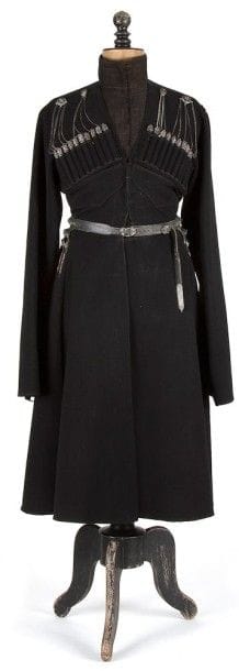 Tcherkeska avec ceinture. 
Tissus noir, chaînettes argent et 10/11 gazery de chaque côté avec têtes argent. Très bon état