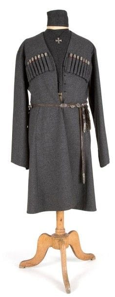 Tcherkeska avec belle ceinture.
Tissus gris foncé, 7 gazery de chaque côté avec têtes argent. Croix de Saint Georges de troupe en cuivre argenté, non numérotée, de 4e classe. Très bon état