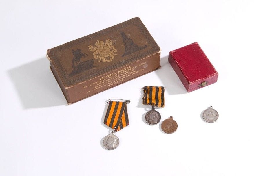 Boîte (à bonbons) cadeau de la ville de Saint-Pétersbourg aux marins français.
Offert aux «braves marins» de la division cuirassée du Nord en visite en juillet 1891. Assez bon état.
Dimensions: 18,2 x 9,3 x 5 cm