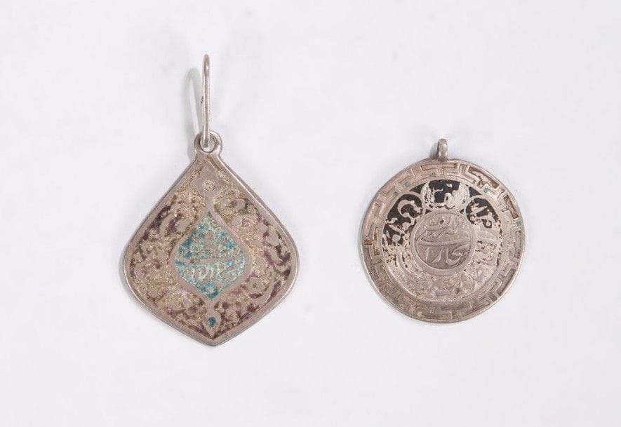 Médaille «aux fidèles sujets en souvenir de la guerre» de 3e classe.
Argent, reste d'émail.
Dimensions: 5,8 x 4,7 cm; Poids: 24,35 g
Instituée en 1915, elle était décernée aux habitants de l'émirat de Boukhara ayant servi dans l'armée russe et ayant pris part à la Première guerre mondiale.
Médaille de Boukhara «Pour le service et le zèle» 3e classe. Argent, reste d'émail.
Diamètre: 4,4 cm; Poids: 19,15 g