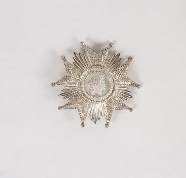 FRANCE
Légion d'Honneur.
Plaque de Grand officier en argent. Par A. Chobillon. Paris.
Dans son coffret. Très bon état