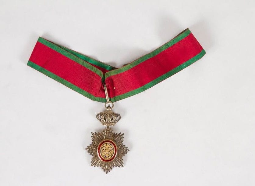 FRANCE 
Ordre du Cambodge. Créé en 1864.
Étoile de commandeur en vermeil, travail en pointes de diamant repercées. Armes royales cambodgiennes en or ajouré. Poinçonné. Par Kretly. Paris.
Ruban aux couleurs cambodgiennes: rouge et vert.
Boîtier Arthus Bertrand. Très bon état
