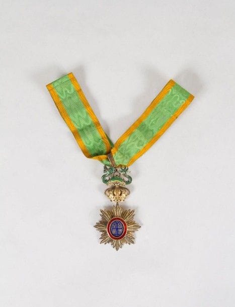 FRANCE 
Ordre du Dragon d'Annam. Créé en 1886.
Etoile de commandeur en vermeil, ruban pour civils. Travail en pointes de diamant. Très bon état. Dans boîtier Monnaie de Paris