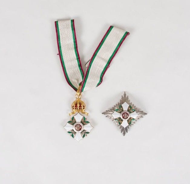 BULGARIE 
Ordre du Mérite National à titre civil. Créé en 1891
Ensemble de IIe classe en bronze doré, plaque en métal argenté par Johann Schwerdtner. Vienne.
Dans son coffret. Très bon état.
Avec son diplôme, attribué à Mr. De Gourlet, inspecteur du Palais de l'Élysée à Paris. 1896