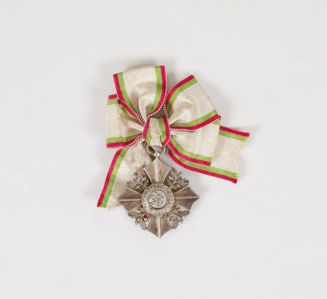 BULGARIE 
Ordre du Mérite National à titre civil. Créé en 1891.
Croix de VIe classe en métal. 
Bon état.
4,6 cm
