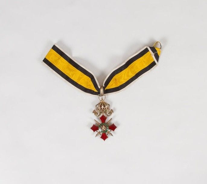 BULGARIE 
Ordre du Mérite National à titre militaire. Créé en 1900.
Croix de commandeur en bronze doré. 1er type.
Très bon état.
5,4 cm