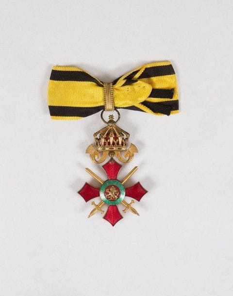 BULGARIE 
Ordre du Mérite National à titre militaire. Créé en 1900.
Croix de commandeur en bronze doré.
Un éclat sur la branche supérieure de l'avers. 
5,4 cm