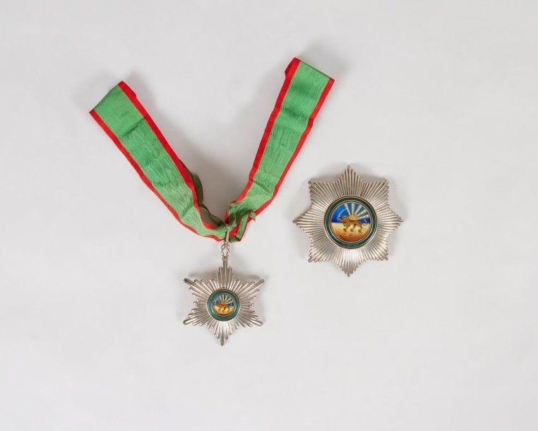 IRAN 
Ordre du Homayoun (du Lion et du Soleil). Créé en 1808, modifié en 1939.
Ensemble de grand officier en argent. Par Arthus Bertrand. Paris.
Dans son coffret. Très bon état