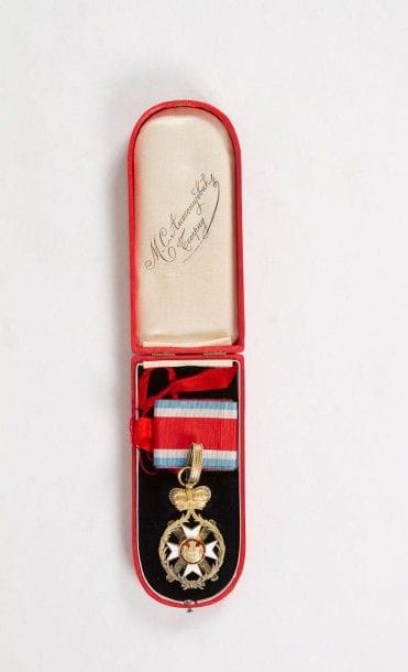SERBIE
Ordre militaire de Takovo. Créé en 1865.
Insigne de IIIe classe (Commandeur) en vermeil, par M.S. Antonijevik. Belgrade. Avec son diplôme, attribué à M. De Gourlet en 1897 Dans son coffret. Très bon état