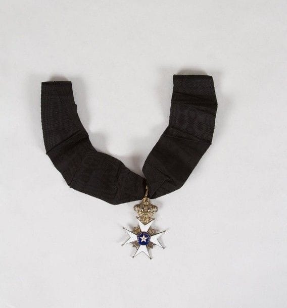 SUEDE 
Ordre de l'Étoile Polaire (ou de l'Étoile du Nord). Créé en 1748.
Croix de commandeur, bronze doré. Par C.F. Carlman AB, fournisseur de la cour. Stockholm.
Dans son coffret. Très bon état