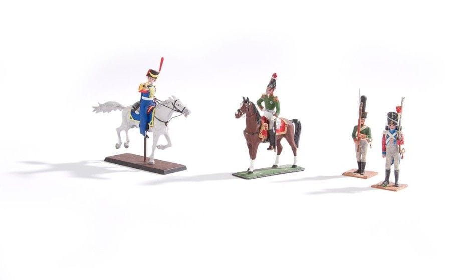 Rondes-bosses en plomb.
Russes et Grande armée. 1805-1814. 4 cavaliers, 
32 piétons + 2 figurines Guerre Civile.
Hauteur: 6 cm
