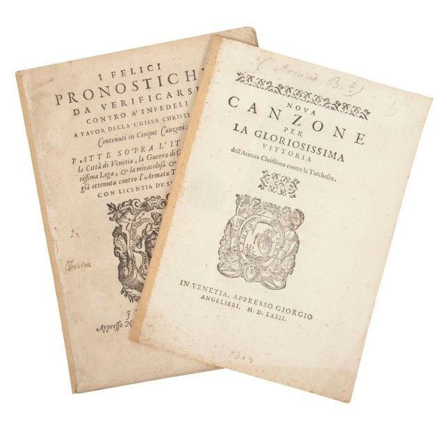 THOMASI (Zaccharia dit)

I felici pronistichi da verificarsi, contro a' infedeli a favor della chiesa Christiana. Contenuti in Cinque Canzoni: Fatte sopra l'Iatalia, la Città di Venetia, la Guerra du Cipro, la Santissima Lega, & la miracolosa & felice Vittoria già ottenuta contro l'Armata Turchesa. Venise: Nicolò Bevilacqua, 1572. 
On joint: 
Nova Canzone per la gloriosissima vittoria d'ell' Armata Christiana contra la Turchesca. 
Venise: Giorgio Angelieri, 1572. ? 2 brochures in-4, 30 ff.; (4 ff.). Déreliés. 
Ensemble de deux très rares brochures de circonstance sur la guerre de Chypre qui opposa la République de Venise et la Sainte-Ligue à l'Empire ottoman de 1570 à 1573, et en particulier sur la bataille de Lépante, une des plus grandes batailles navales de l'histoire, qui se déroula le 7 octobre 1571 et qui vit la victoire de la Sainte Ligue sur les Turcs. Cette victoire mit un véritable coup d'arrêt à l'expansionnisme ottoman. Parmi les protagonistes figurait l'écrivain espagnol Miguel de Cervantes. 
I Felici pronostichi est un recueil de 5 poèmes de Zaccharia di Thomasi. Il débute par une longue épître de l'auteur adressée au pape Pie V, à Philippe II d'Espagne, qui avait forgé avec Venise et Rome la Sainte Ligue, et au doge de Venise Alvise 1er Mocenigo. 
Un vers a été ajouté à la main à l'époque au verso du feuillet 8 et au recto du feuillet 17. 
Le second document propose un poème anonyme honorant la glorieuse victoire de l'armée chrétienne sur les turcs. Cette pièce, comprenant seulement 4 feuillets, est excessivement rare. 
Exemplaires déreliés et renforcés au dos. Ex-libris manuscrit ancien biffé sur le titre de la première brochure. Quelques légères piqûres et des petites mouillures, sans gravité