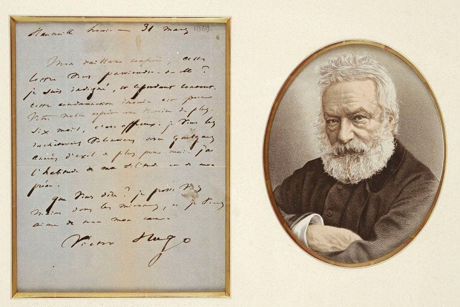 Victor HUGO (1802-1885
L.A.S., Hauteville House 31 mars [1869], à Louis Ulbach, rédacteur de La Cloche, à Paris; 1 page in-4, enveloppe (encadrée avec un portrait, légère mouillure) Belle lettre de soutien après la condamnation du rédacteur de La Cloche, hebdomadaire satirique. «Mon vaillant confrère, cette lettre vous parviendra-t-elle ? Je suis indigné, et cependant content. Cette condamnation inouïe est pour votre noble esprit une victoire de plus. Six mois, c'est affreux. Je vous les rachèterais volontiers avec quelques années d'exil de plus pour moi. J'ai l'habitude de ma solitude et de mon préau»..(*)