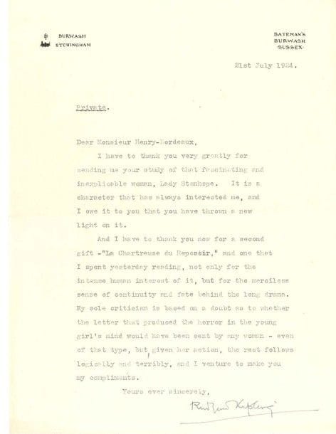 Rudyard KIPLING
L.S., Bateman's, Burwash (Sussex) 21 juillet 1924, à Henry Bordeaux; 1 page in-4; en anglais Il le remercie vivement de lui avoir envoyé son étude sur Lady Stanhope, femme fascinante et inexplicable. C'est une personnalité qui l'a toujours intéressé. Il le remercie aussi pour son second cadeau, La Chartreuse du reposoir, qu'il a passé la veille à lire, non seulement pour l'intérêt humain intense, mais pour le sens implacable de continuité et de destin derrière le drame. Sa seule critique relève d'un doute que la lettre qui produit l'effroi dans l'esprit de la jeune fille pût être envoyée par aucune femme; mais le reste découle logiquement et terriblement?