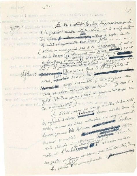 Henry de MONTHERLANT
Manuscrits autographes, Ville-Roman; 25 pages in-4 sous chemise autographe Dossier de travail pour une première version du roman Les Garçons.
Brouillons du roman initialement intitulé «Ville-roman», qui deviendra par la suite Les Garçons, auquel Montherlant travailla pratiquement toute sa vie et qui ne parut que trois avant sa mort. Ces brouillons sont contenus dans une chemise annotée par Montherlant: «Ville-Roman. Brouillons, uniquement brouillons (dont le texte est dactylographié bon dans le ms définitif)». Rédigés au dos de textes dactylographiés (Port-Royal, etc.) ou de courriers à lui adressés (1955-1967), ces brouillons sont extrêmement raturés, corrigés et retravaillés, avec additions sur béquets. Il s'agit principalement d'épisodes des chapitres XIV à XVIII du roman actuel, avec d'importantes variantes. On trouve notamment une version très différente du début du chapitre XVIII, La Messe de Résurrection, avec cette note en tête: «Je ne donne ici qu'une brève analyse de ce que sera ce chapitre, au cas où il ne me serait pas possible de l'écrire»...
On joint un petit dossier intitulé Résumés du roman (10 pages formats divers sous chemise), sous formes de notes, avec un Résumé de tout le livre, extrêmement annoté et corrigé avec des encres de plusieurs couleurs, et avec de nombreux découpages et recollages de certains passages: construction par chapitres et sous-parties du roman (incomplet)..