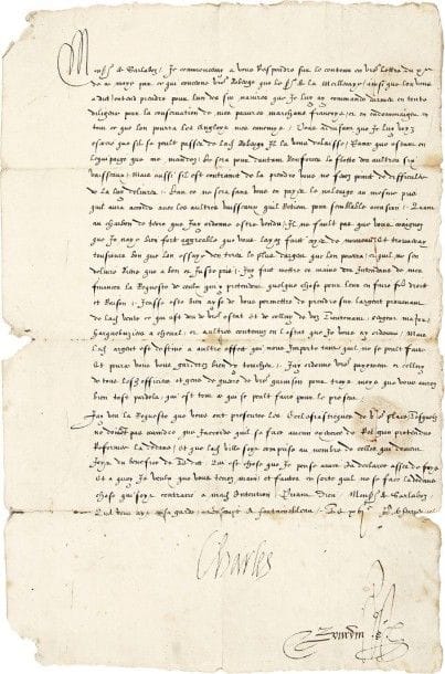 CHARLES IX (1550-1574)
L.S., Fontainebleau 16 février [1563=1564], à Monsieur de Sarlabos, capitaine et gouverneur du Havre de Grâce; contresignée par le secrétaire d'État Jacques Bourdin; 1 page in-fol., adresse, sceau aux armes sous papier (quelques légers manques) Défense de la place du Havre après la première guerre de Religion. [Prise par les protestants en mai 1562, puis occupée par les Anglais venus en renfort, la ville fut reprise par les troupes du Roi en juillet 1563, à l'issue d'un bref siège; et Sarlabos en fut alors nommé gouverneur.]
Il répond d'abord au sujet du sieur de La Meilleraye, qui veut prendre la Roberge «pour lun des six navires que je luy ay commandé d'armer en toute diligence pour la conservation de mes pauvres marchans francoys, et en endommaiger en tout ce que l'on pourra les Angloys mes ennemys»... Il va demander à La Meilleraye de laisser la Roberge à Sarlabos, pour renforcer d'autant la flotte des autres vaisseaux. «Mais aussi sil est contrainct de la prendre vous ne ferez poinct de difficulté de la luy delivrer. [...] Quant au charbon de terre que jay ordonné estre vendu, il ne fault pas que vous craignez que je naye bien fort aggreable que vous layez faict cryer de nouveau et trouveray tousjours bon que lon essaye den tirer le plus dargent que lon pourra, et quil ne sen delivre rien que a bon et juste prix. [?] Jeusse esté bien ayse de vous permettre de prendre sur largent provenant de lad. vente ce qui est deu de vostre estat et de celluy de voz Lieutenans, sergens majors, harquebuziers a cheval, et aultres contenuz en lestat que je vous ay ordonné, mais led. argent est destiné a aultre effect qui nous importe tant, quil ne se peult faire et pource vous vous garderez bien dy toucher. Jay ordonné vostre payement et celluy de tous lesdits officiers et gens de guerre de vostre garnison pour troys moys que vous aurez bien tost pardela, qui est tout ce que se peult faire pour le present». Quant à la requête des ecclésiastiques du Havre, ils ne «doivent pas