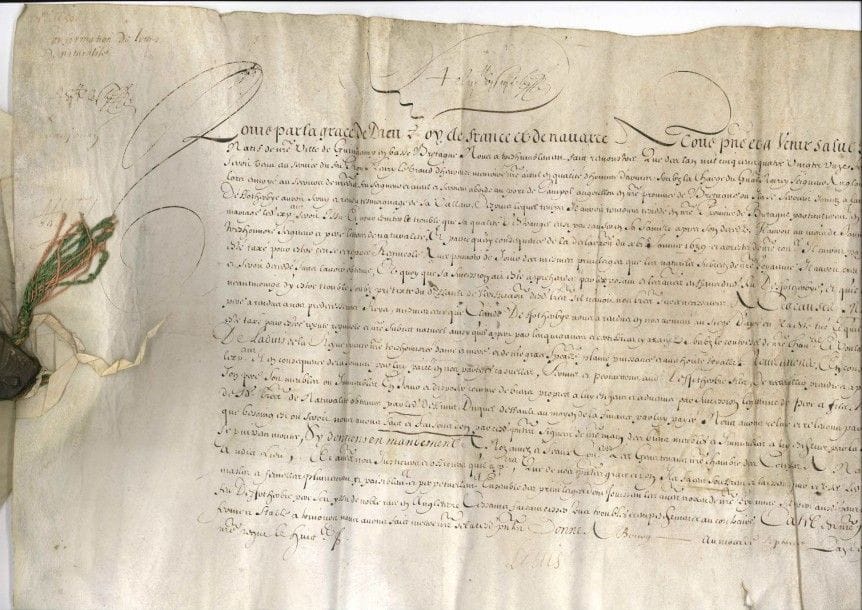 LOUIS XIV (1638-1715)
P.S. (secrétaire), Bourg septembre 1650; contresignée par Le Tellier sur le repli; vélin in-plano, lié avec quittance avec cordelettes vertes et rouges et fragment de sceau cire brune aux armes royales (petits trou et fente) Confirmation de lettres de naturalité accordées en 1591 à feu Gervais Deffotherbye, gentilhomme anglais, à la demande de son fils Regnaud Deffotherbye, «escuier natif de nre Ville de Guingamp en Basse Bretagne»: le père «seroit venu au service du feu Roy Henry le Grand d'heureuse mémoire nre aieul en qualité d'homme d'armes soubz la charge du Gnal Noirey Seigneur Anglois que la feue Royne Elizabeth Dangleterre auroit lors envoyé au service de nre dict feu seigneur et aieul»... Est jointe la quittance du Trésorier des parties casuelles