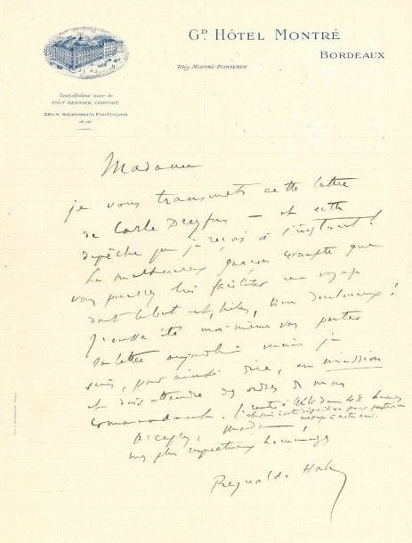 REYNALDO HAHN
4 L.A.S., [1903-1928], à des dames; 4 pages in-12 (2 avec adresse) et 1 page in-4 [Février 1903]. «Peut-être êtes-vous au courant d'un concert que j'organise avec Colonne [...] composé des oeuvres d'Augusta Holmès et dans le but de réunir une somme suffisante pour transporter à Versailles le corps de notre pauvre amie et de l'y ensevelir»... Bordeaux [novembre 1914]. Il transmet une lettre de Carle Dreyfus: «Le malheureux garçon compte que vous pourrez lui faciliter un voyage dont le but est, hélas, bien douloureux !». Il est en mission et attend des ordres de son commandant; il rentre à Albi dans 48 heures... [1919 ?], à Mme Satias-Corrard à Biarritz: «Je connais depuis longtemps cette élucubration photographique dont j'ai interdit la vente (sans succès, hélas !) Je vais tâcher de trouver un portrait un peu meilleur pour vous l'envoyer, amis tout est en désordre chez moi car je vais déménager. Calvé m'a téléphoné au sujet de l'appartement qu'elle vous avait soufflé», la cantatrice est prête à le lui céder si elle y tient toujours... [1928 ?], à Mme Ch. Catusse (Meg Villars), en anglais: il part pour l'Égypte..