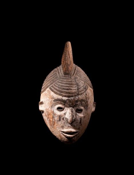 Masque IDOMA (Nigéria). Masque facial aux traits fins rehaussés de kaolin, belle coiffure avec crête tressée. Patine brune. Hauteur: 40 cm. Provenance:. - Olivier Le Corneur, Paris. - Collection Jean-Robert Arnaud, Paris.