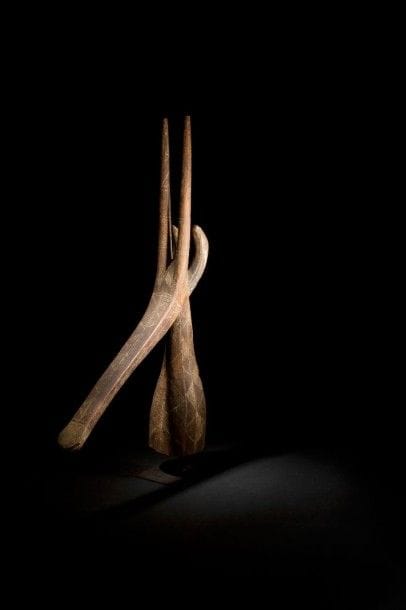 Cimier KURUMBA (Burkina Faso). Rare et ancien cimier antilope de la région d'Aribinda qui n'était pas porté en masque mais accroché dans une case rituelle, lié aux rites de fertilité agraire. Le plus souvent ce cimier a son double du sexe opposé comme chez les «tyiwara» des Bamana du Mali. Bois léger décoré de formes triangulaires à l'ancienne polychromie. Hauteur: 84 cm. Provenance:. - Galerie Le Corneur-Roudillon, Paris. - Collection Jean-Robert Arnaud, Paris. Pour un cimier similaire:. P. Meauzé, Faculté des lettres de Strasbourg, L'art nègre, Hachette, 1967, p. 41.