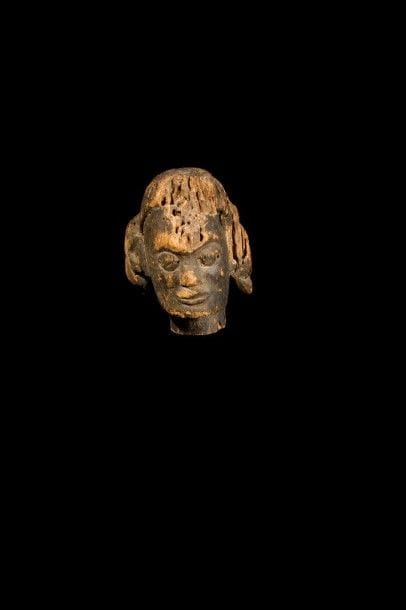 Cimier ANANG/IBIBIO (Nigéria). Cimier en bois raviné, patine brun foncé, représentant une femme dans le style caractéristique de l'école de Akpom Chukwu d'Utu Etini Ekpo du groupe Mfon dans l'État de la Cross River. Le style de la coiffure a été influencé par les femmes des missionnaires européens. Hauteur:20 cm. Provenance:. - Olivier Le Corneur, Paris. - Collection Jean-Robert Arnaud, Paris.