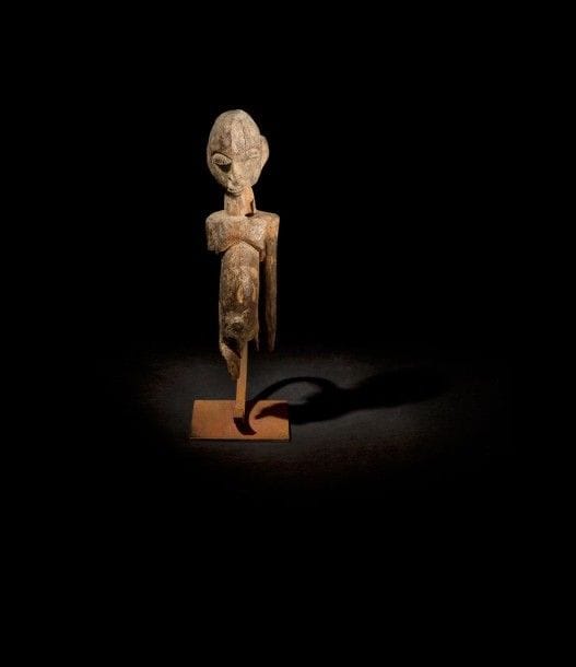 Statuette LOBI (Burkina Faso). Statuette d'ancêtre féminine aux formes géométriques cubisantes. Bien que fragmentaire la sculpture est de belle qualité, le sculpteur, par la géométrisation des volumes, ayant réuni avec habilité force et simplicité: face creusée, bouche avancée portant des labrets, épaules larges, air maussade du visage. Ce type de statuette était sculptée après consultation du devin, sur les prescriptions du «Thil» (génie tutélaire). Hauteur:23 cm. Provenance:. Collection Jean-Robert Arnaud, Paris.