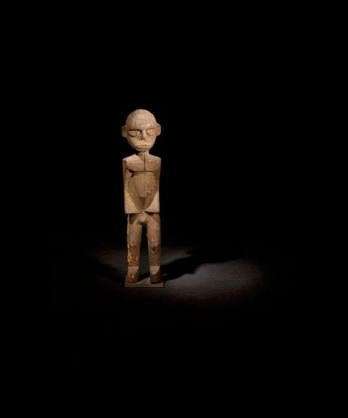 Statuette LOBI (Burkina Faso). Petite statue masculine debout, les bras le long du corps. Patine brune grumeleuse, érosions, petite fente. Hauteur: 31,5 cm. Provenance:. Collection Jean-Robert Arnaud, Paris.