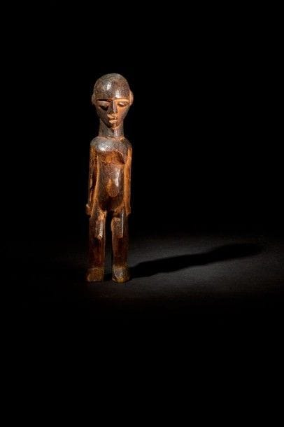 Lot de 5 fétiches LOBI (Burkina Faso). Petites statuettes de divination que l'on retrouve sur les autels des ancêtres. Patines brunes et croûteuses. Hauteurs: 12 à20 cm. Provenance:. Collection Jean-Robert Arnaud, Paris.