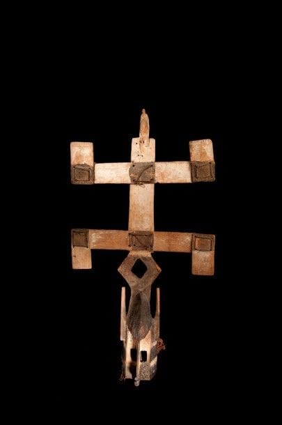 Masque «Kanaga» DOGON (Mali). Beau et ancien masque «Kanaga» au visage à l'arête nasale très nerveuse, surmonté d'une superstructure classique à la symbolique complexe (lien entre la terre et le ciel). Elle est surmontée d'une sculpture d'ancêtre primordial. Au cours de la sortie des masques, les danseurs porteurs de Kanaga cherchent à mimer les gestes du Dieu créateur de l'univers par un mouvement déclenché brutalement de la tête et du buste, faisant toucher le sol à la pointe du masque. Belle patine d'usage, pigments, fer rituel planté sur le sommet. Hauteur: 110 cm. Provenance:. - Galerie Le Corneur-Roudillon, Paris. - Collection Jean-Robert Arnaud, Paris. Acquis en 1973. Pour un masque similaire:. Masque «Kanaga» de la collection du Dr Pierre Harter, Drouot, juin 1995, F. de Ricqlès, n°224.