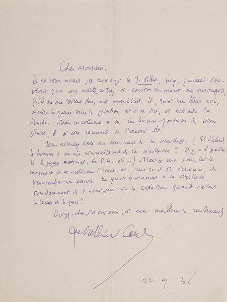 Henry de montherlant (1896-1972)
4 L.A.S., 1936-1943, la plupart à John Charpentier; 4 pages et demie in-4 et 2 cartes postales avec adresses.{BR} Sur Les Jeunes Filles et La Reine morte.{BR} 22 septembre 1936: «Je ne vous avais pas envoyé les J. filles, pcq. j'avais souvenir que vous maltraitiez si constamment mes ouvrages, qu'il ne me restait plus [...] qu'à me tenir coi, mettre la queue entre les jambes, si j'ose dire, et attendre la douche». Mais il est ravi que ce volume ait eu la bonne fortune de lui plaire... ? Son article sur Les Jeunes filles va à l'essentiel: «l'incohérence, la fluence, les superpositions etc... dont est fait un homme normal; car ?Costa? (bien des femmes me l'ont dit) n'est rien d'autre qu'un homme normal, exagéré dans tous les sens; un homme, c'est-à-dire tous les hommes à la fois. La gratuité des grossièretés de ce personnage n'est pas du tout une ostentation». Ce n'est pas le «regret de l'Eden» qui est important dans ce livre. «Et ne disons pas: esthète, ni même humaniste. J'ai voulu mettre beaucoup plus là-dedans»... [29-VIII-1937]. Il n'est pas d'accord avec son compte-rendu du Démon du Bien: le terme de goujat n'est pas approprié au personnage de Costals; quant à Mme Mandillot, «sa complaisance infinie, loin d'être invraisemblable, la rend à mes yeux représentative de tout un troupeau de mères entremetteuses, troupeau fort abondant dans les pays latins»... 15 août 1943, sur La Reine morte: «C'est [...] la chose la plus rare qu'un critique littéraire quitte son repos pour écrire à un auteur le bien qu'il pense d'un de ses ouvrages. [?] je crois qu'il est bon qu'une ?uvre se détache ainsi, entièrement, de son auteur, et que celui-ci assiste aux interprétations qu'on en donne, sans apporter son mot dans le débat. Que chacun y trouve sa nourriture, que peut-il souhaiter d'autre ? C'est le but même de l'?uvre d'art»... Plus une carte à François Duhourcau (12.III.1937).{BR}