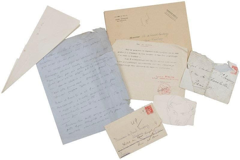 Antoine de Saint-Exupéry (1900-1944) et sa femme Consuelo de Saint-Exupéry (1901-1979)
Ensemble d'environ 60 lettres et documents les concernant, la plupart L.A.S. adressées à Consuelo, 1933-1936; formats divers.{BR} Ensemble de documents autour de l'aviateur et de sa femme Consuelo.{BR} Antoine de Saint-Exupéry. ? Note autographe au crayon (1 page in-4 sur papier bleu, fentes et petites déchirures): «Je mélange peut-être à ce rêve un rêve antérieur qui reparait tout frais et auquel je n'avais jamais pensé. Un voyage compliqué en chemin de fer. Des trains qui partent bondés. Un voyage de Lyon à Paris par voie détournée. Un wagon qui est peut-être un wagon vide et ressemble à une cour de caserne ? tant il est grand»? etc. ? Dessin à la mine de plomb, tête d'homme (papier découpé, environ 8 x 12 cm). ? Avion plié en papier (noté par Consuelo sur l'aile «de St Ex»). Plus quelques enveloppes adressées à Antoine de Saint-Exupéry, et une note circulaire à lui adressée pour des man?uvres (Toulouse mai 1936).{BR} Correspondance relative à la disparition d'Antoine de Saint-Exupéry le 30 décembre 1935 dans le désert de Lybie, au cours d'une tentative de liaison aérienne Paris-Saïgon. 7 lettres reçues par Consuelo au début du mois de janvier 1936, notamment par Philippe Hériat, «Maman» (la mère de Saint-Ex, née Marie Boyer de Fonscolombe), «Didi» (Gabrielle d'Agay, s?ur cadette de Saint-Ex) avec son fils François. Lettre de félicitations d'un auditeur au Poste Parisien, à propos du suivi radiodiffusé du raid.{BR} Lettres à Consuelo: l'écrivain et diplomate péruvien Ventura Garcia Caldéron (4 l.s., et une l.a.s. de Consuelo à lui, 1935 et s.d.), le docteur V. Cordier (1935, diagnostic et traitement de la dépression), le danseur et chorégraphe allemand Heinz Finkel (cours de danse), José Germain, le décorateur Louis Sognot (1936, à propos de meubles commandés par Saint-Ex), sa mère Ercilia Sandoval de Suncin (2 en espagnol); et 14 lettres d'amis ou connaissances diverses, 1934-1936 (Monique H. Berger, Mlle R. Dupré, H. du Pasquier, Weill Bastard, etc.). L.S. de Co