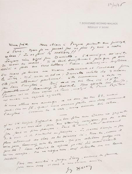 Henri DECOIN (1890-1969)
Cinéaste 2 L.A.S., Neuilly-sur-Seine 1936-1937, à un «vieux frère»; 1 page in-4 chaque à son adresse.{BR} 27 octobre 1936. Il n'a toujours rien signé pour Danielle [Darrieux, sa femme], et l'Amérique l'excite de moins en moins. «En mars je tourne une version allemande et française pour la Tobis [Port Arthur]. Moi, mise en scène; Danielle vedette des 2 versions. Elle parle allemand gentiment. Elle commence à taper un peu dans l'anglais. ? Bref tout va très bien ici et j'ai personnellement beaucoup de travail. Mon opérette des Bouffes-Parisiens [Normandie] est un beau succès, et Paris, malgré le ?Front populaire? est encore une capitale agréable»... Il déplore que le film avec Daven ne gagne pas. «Il est navrant, pour ton standing européen, que tu n'aies pas fait un film français. Tout le monde attend anxieusement de te voir et de t'entendre en français. Tu devrais t'occuper un peu plus activement du choix de tes scénarii ici»... 1er avril 1937. «J'ai été très heureux d'apprendre que Philippe Hériat est à tes côtés. Ainsi pourra-t-il éviter quelques grosses blagues historiques. Je pense que nous tournerons Katia en 38 à notre retour de Hollywood. ? Mon contrat avec Universal me paraît très bien [...] Question financière excellente. Pas d'impôts à payer. Question artistique... Ma foi on verra... Mais tu me connais... j'ai de la persuasion. Malheureusement, la langue anglaise m'est assez douloureuse. Heureusement, je me défends assez bien en ?petit nègre?. Danielle, elle, parle déjà comme les communistes américains»...{BR}