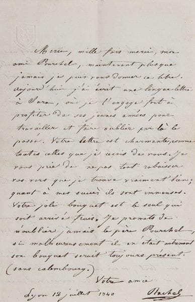 Elisabeth Félix, dite RACHEL (1821-1858)
La grande tragédienne 3 L.A.S., 1840-1841, au journaliste Alfred Pourchel du National; 4 pages et demie in-8, 2 à son chiffre, une adresse et une enveloppe.{BR} [Paris 24 mai 1840]. Elle lui demande une grâce: le peintre Auguste Charpentier «vient d'arriver à la maison. Ma s?ur est malade moi-même je suis un peu indisposée et j'ai osé retenir Charpentier. Voulez-vous nous le laisser sans vous fâcher contre moi»... Elle se plaint de moins voir Pourchel: «J'espère que votre amitié pour moi n'a pas diminué. Venez donc ce soir pour prouver le contraire»... Lyon 12 juillet 1840. Elle a écrit une longue lettre à sa s?ur Sarah, «où je l'engage fort à profiter de ses jeunes années pour travailler et faire oublier par là le passé. [?] Je vous prie de ne pas tant rabaisser vos vers que je trouve vraiment bien; quant à mes succès ils sont immenses»... Elle ajoute qu'elle a grondé sa s?ur Sarah, «ou plutôt je lui fais voir comme je l'ai dit si souvent qu'il n'y avait point d'amis sur cette terre. Oui Monsieur Roca revient et j'en suis fort aise, je suis désespérée pourtant que cela vous soit désagréable. Que voulez-vous que je fasse. Quant aux reproches que vous m'adressez à propos de Monsieur Dennery, c'est vrai j'ai eu tort, mais on vous a trompé je n'ai point de correspondance avec lui. D'ailleurs je vois avec peine qu'il me faut changer de langage tout le monde se permet de me faire des reproches que je ne mérite pas et d'autres paraissent blessés de l'amitié que je puis porter à quelques personnes. Je crois que nul encore n'a le droit de me faire des remontrances». [Paris 5 novembre 1841]. Elle espère que Pourchel accompagnera Charpentier dimanche soir. «Après trois ans d'absence je te revois Arbate. (Dirais-je avec le même abit et la même cravatte)».{BR}