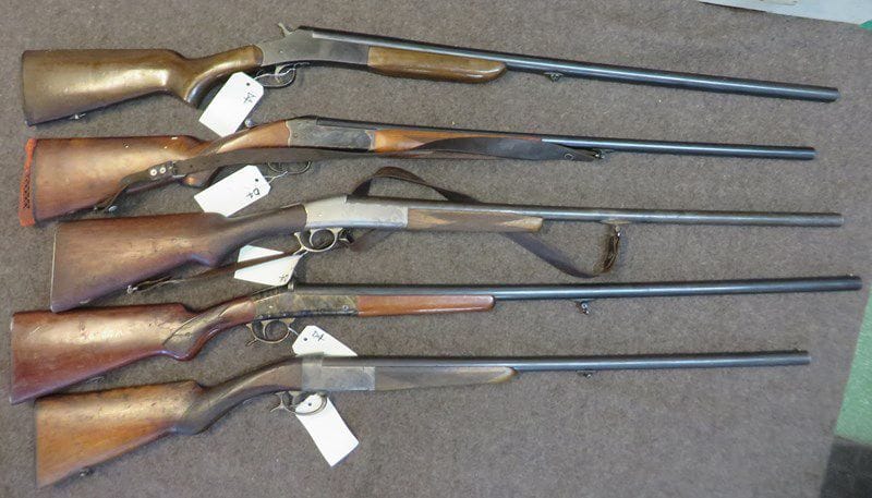 Lot de cinq fusils de chasse à un coup, calibre 12 et 16. Catégorie D1