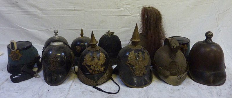 Lot de 9 casques, et 2 shakos, reproduction pour le théâtre