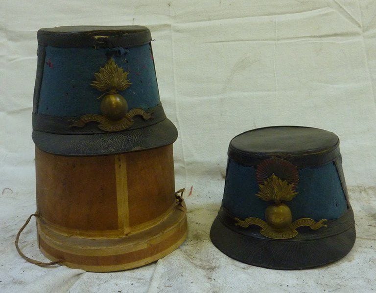 Lot de 2 shakos de l'ESM St Cyr (IIIè République). On y joint un reste de boîte à shako