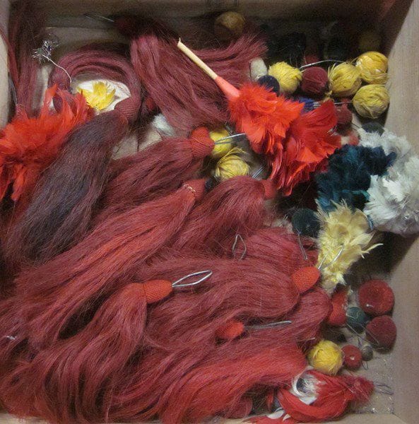 Lot de 25 plumets en crin rouge pour shakos d'artillerie et nombreux pompons et garniture de coiffure théâtre et authentique