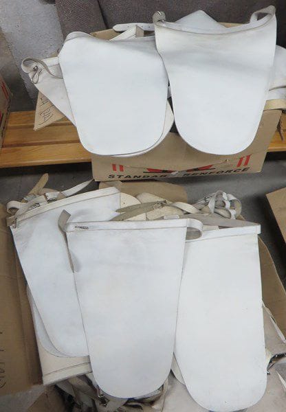 Lot de 2 cartons de cuissière de tambour ou de sapeur. En cuir blanchi. Garnitures nickelées. B.E