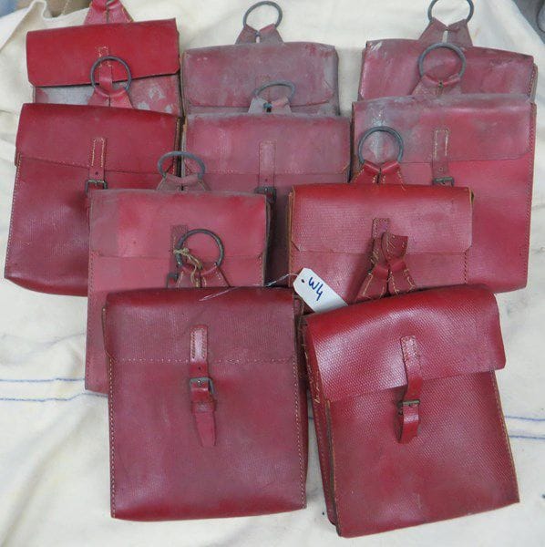 Lot de 10 sacoches de spahis. En cuir rouge, avec anneau de suspente. A.B.E