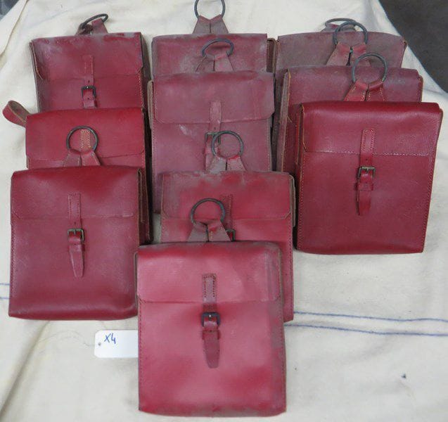 Lot de 10 sacoches de spahis. En cuir rouge, avec anneau de suspente. A.B.E