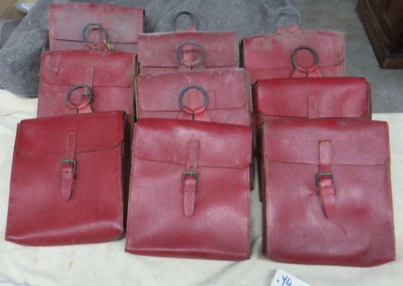 Lot de 9 sacoches de spahis. En cuir rouge, avec anneau de suspente. A.B.E