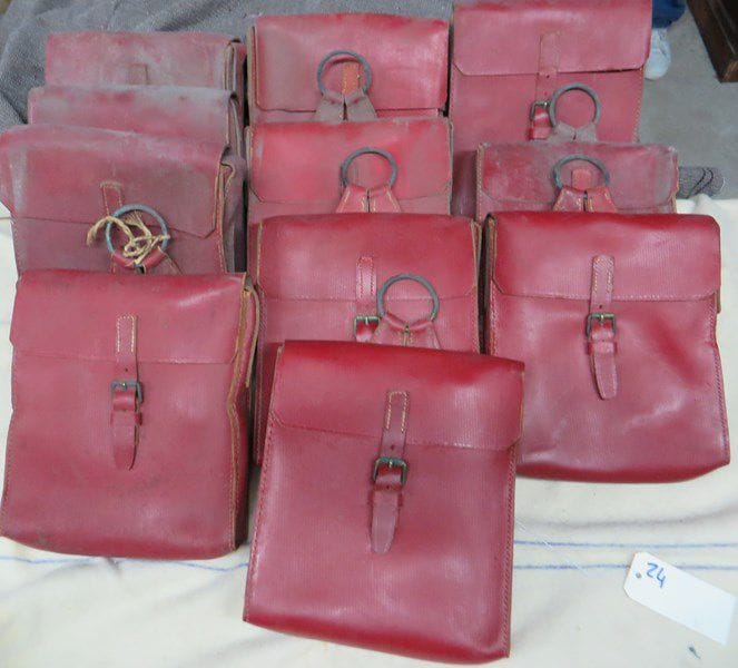 Lot de 11 sacoches de spahis. En cuir rouge, avec anneau de suspente. A.B.E