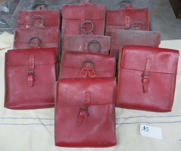 Lot de 10 sacoches de spahis. En cuir rouge, avec anneau de suspente. A.B.E