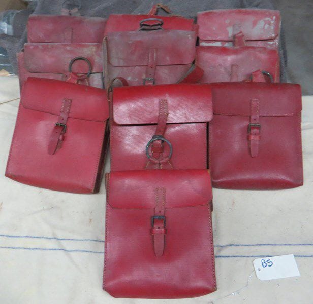 Lot 10 sacoches de spahis. En cuir rouge, avec anneau de suspente. A.B.E