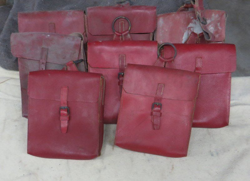 Lot de 8 sacoches de spahis. En cuir rouge, avec anneau de suspente. A.B.E