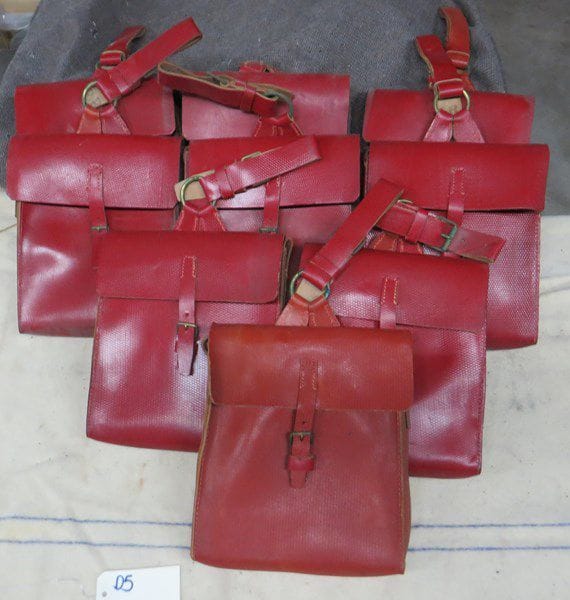 Lot de 9 sacoches de spahis. En cuir rouge, avec anneau de suspente. A.B.E