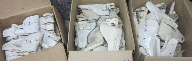 Lot de 3 cartons d'étuis pour pistolet, modèle Police. En matière synthétique. B.E