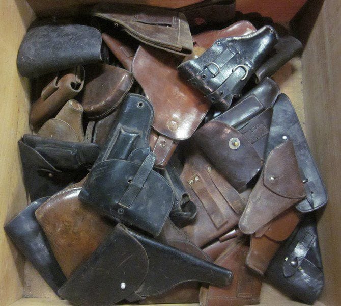 Lot de 35 étuis à pistolets dont un de pistolet P08 daté 1918